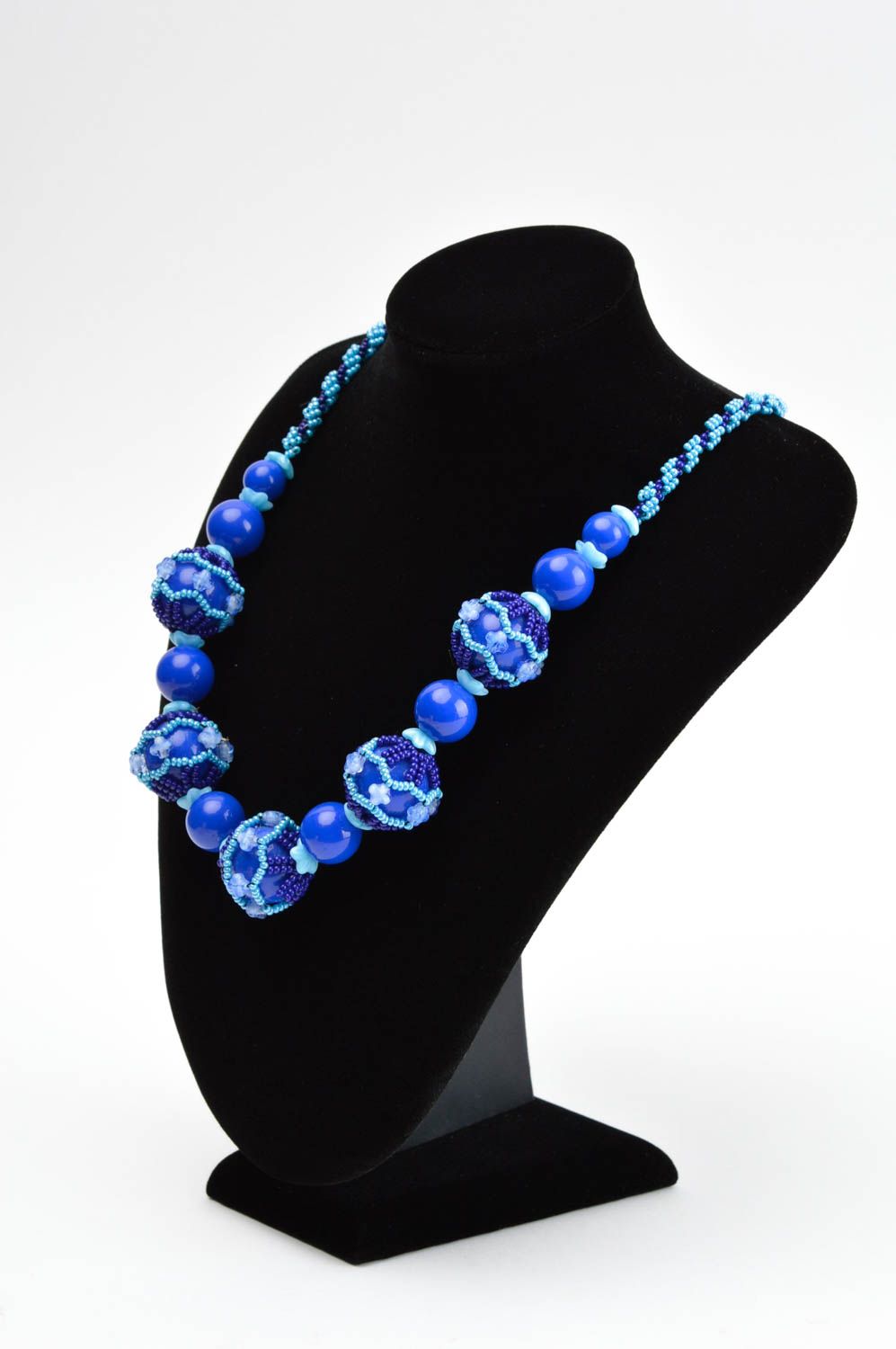 Collana di perline fatta a mano accessorio di moda in colore azzurro blu foto 1