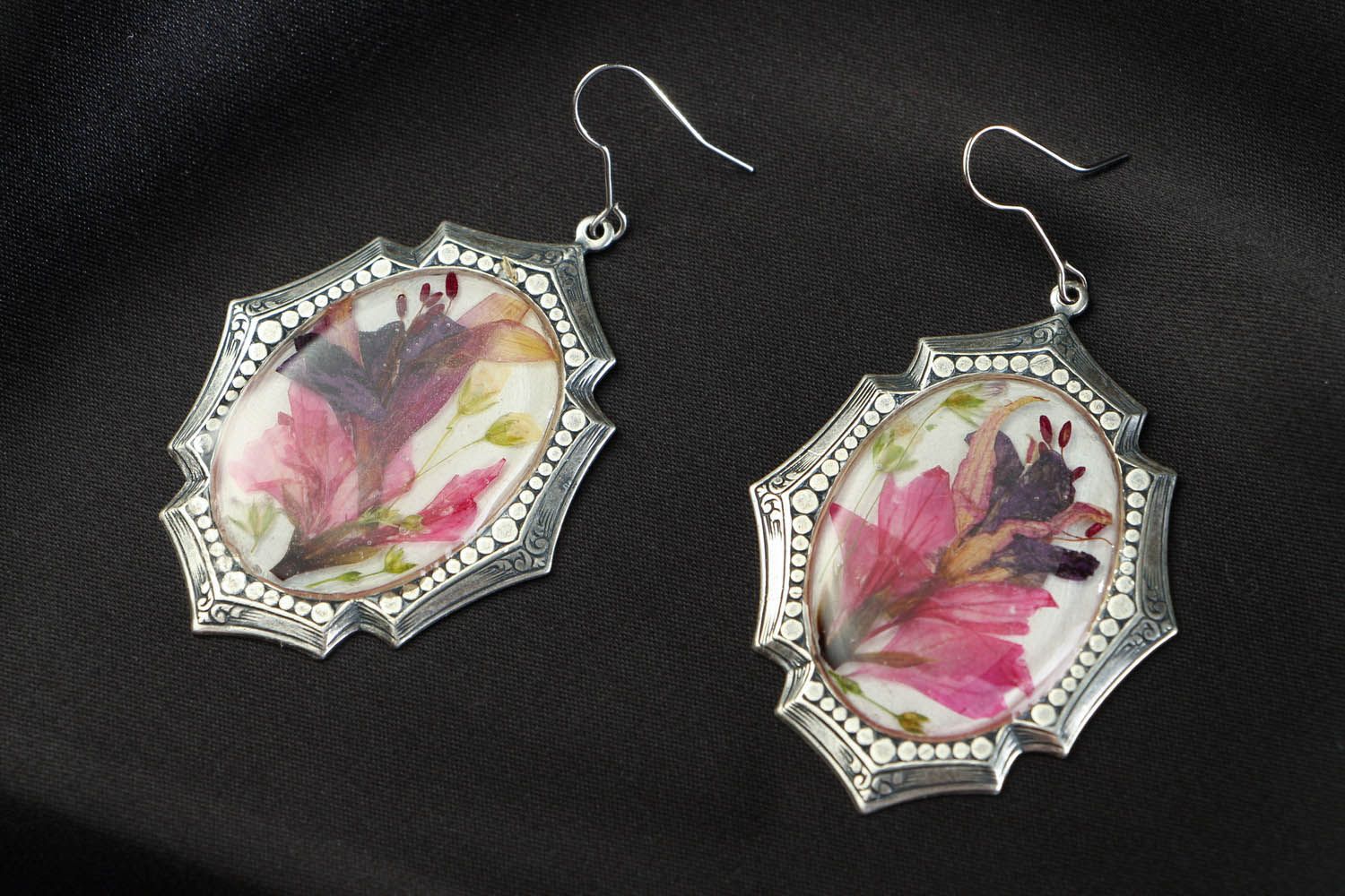 Earrings with Flowers in Epoxy Resin photo 2