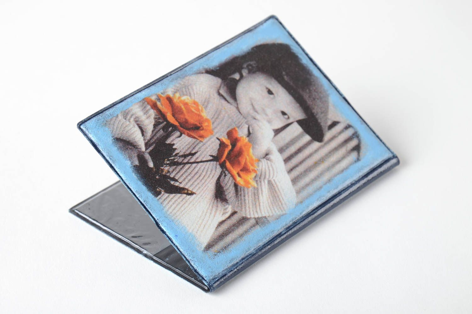 Пластиковая обложка для паспорта в технике декупаж ручной работы Влюбленные фото 3