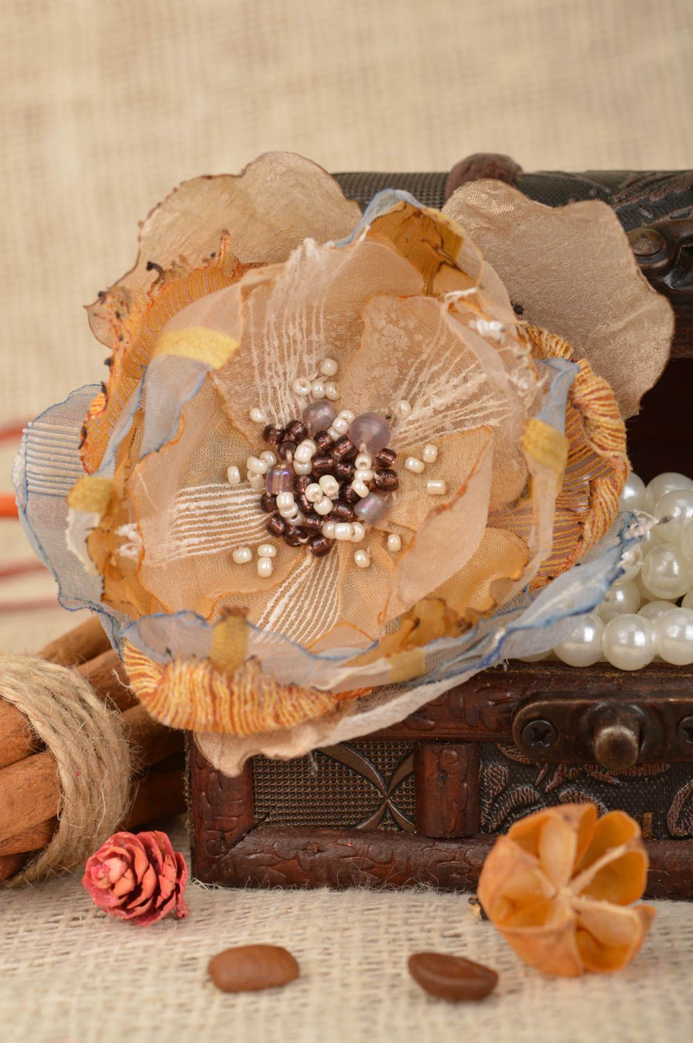 Broche barrette beige en tissu et perles de rocaille faite main grande Fleur photo 1
