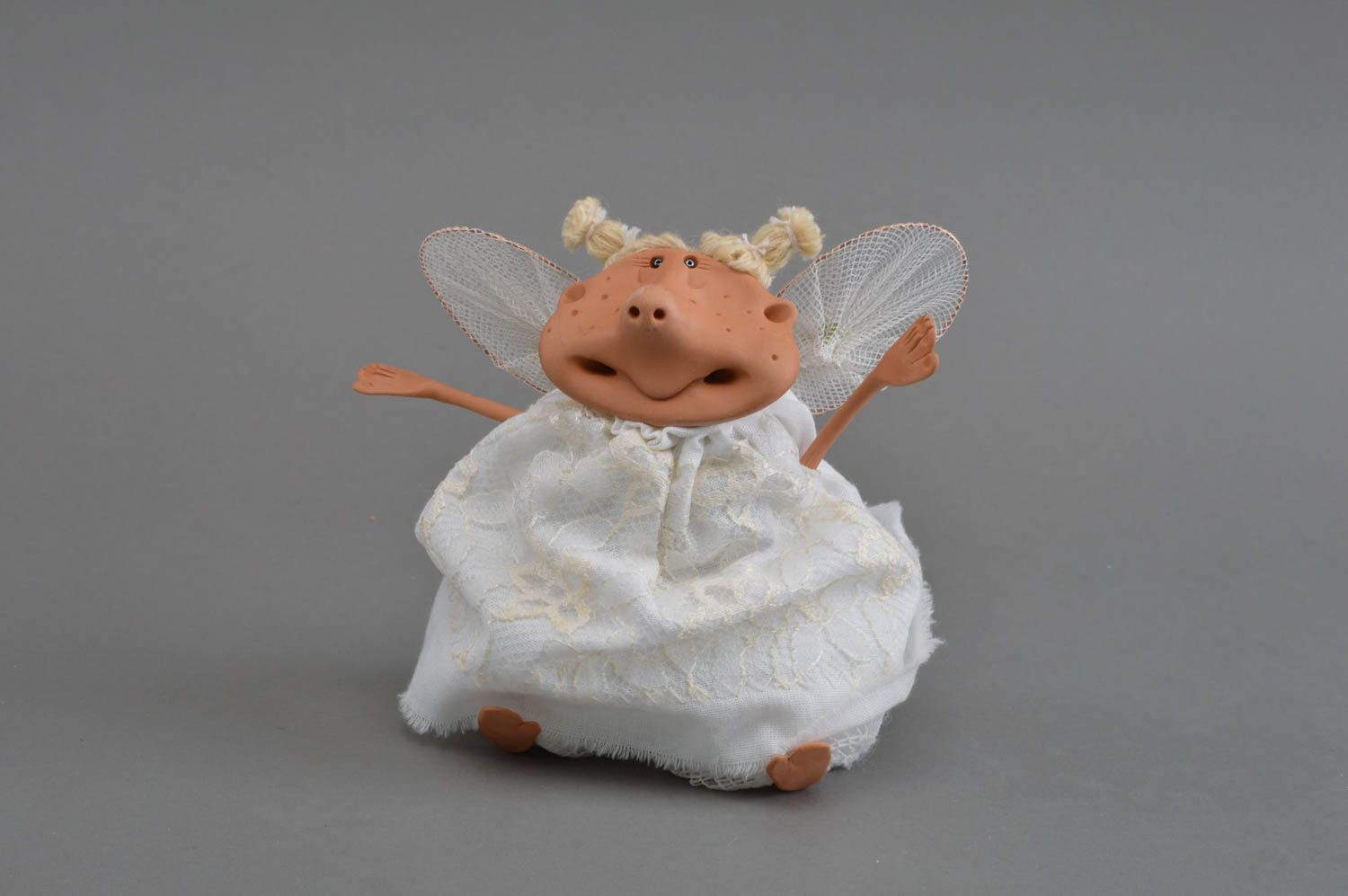 Белая игрушка для декора в виде ангела из глины и хлопка ручной работы красивая фото 4