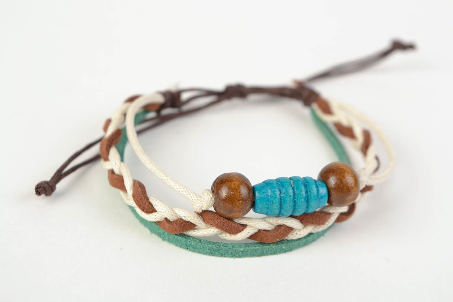 Unusual stylish handmade woven suede bracelet with wooden beads photo 3
