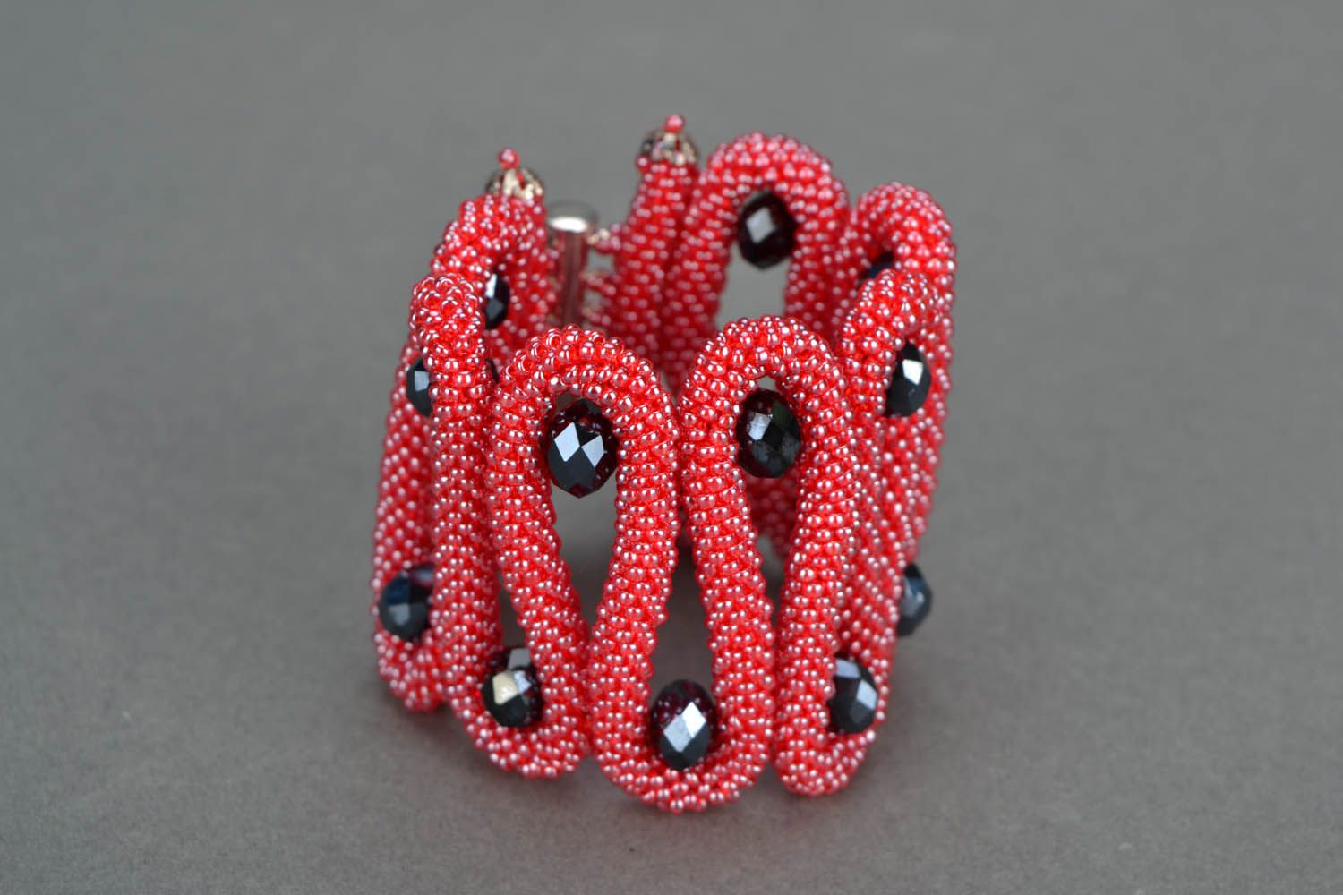 Red beaded bracelet photo 3