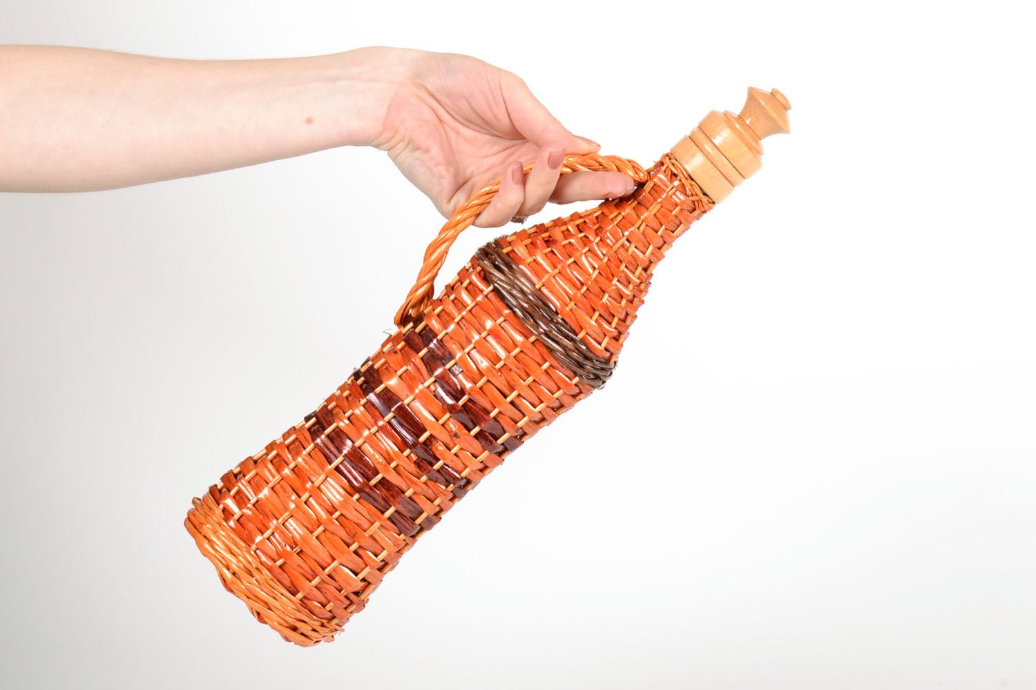 Плетеная декоративная бутылка фото 5