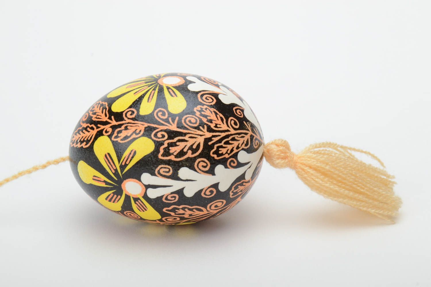 Huevo de Pascua artesanal en técnica de cera colgante para interior pintado foto 3