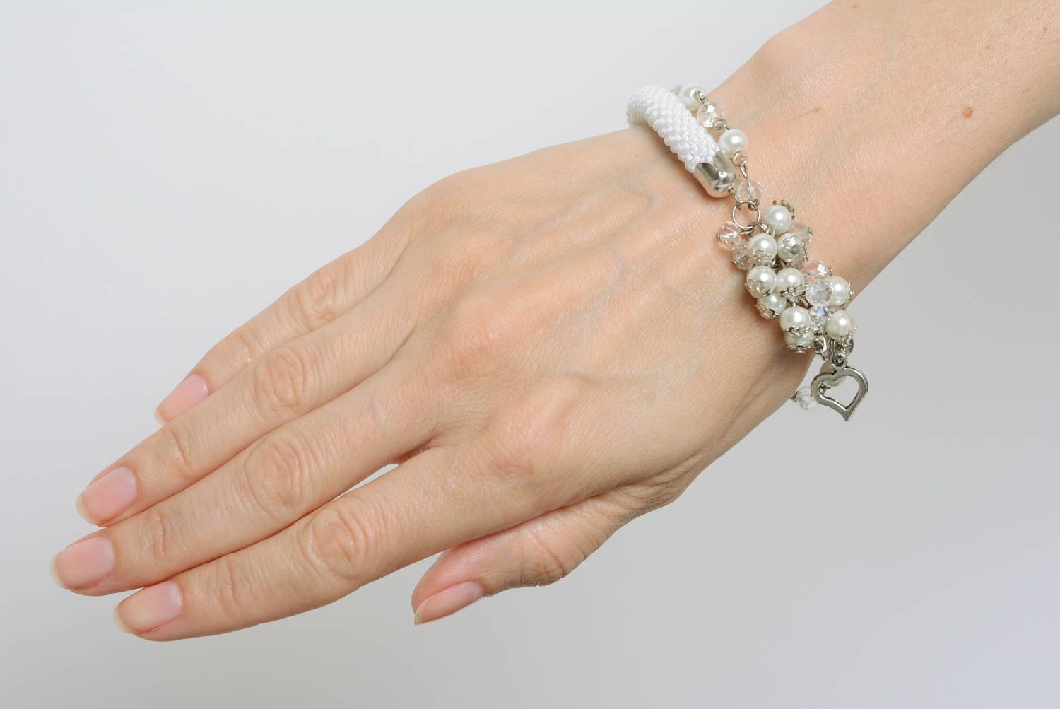Elegant beautiful handmade white beaded bracelet with pearl-like beads photo 3