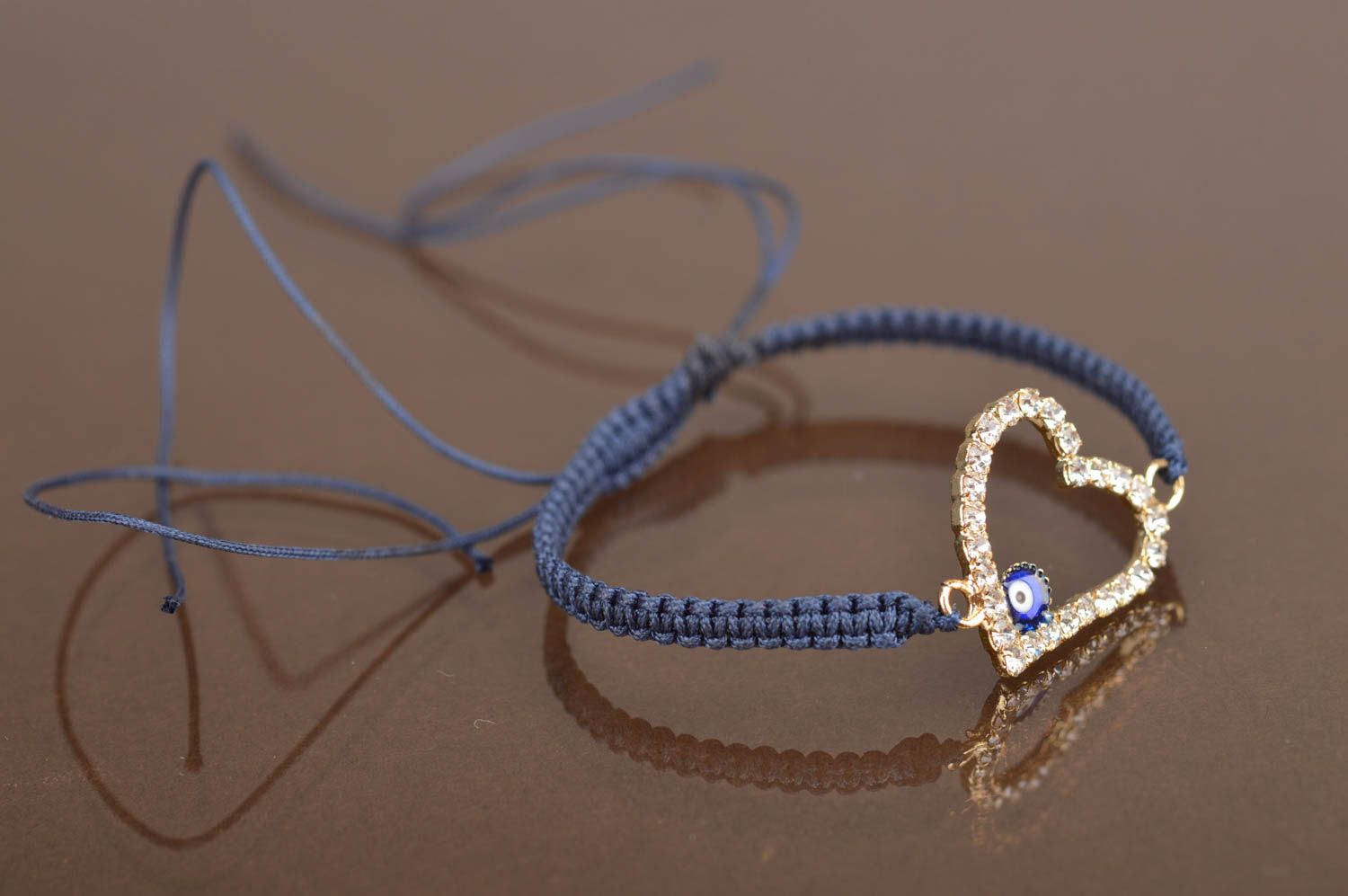 Плетеный браслет из текстильных шнуров с разделителем в виде сердечка синий  фото 2