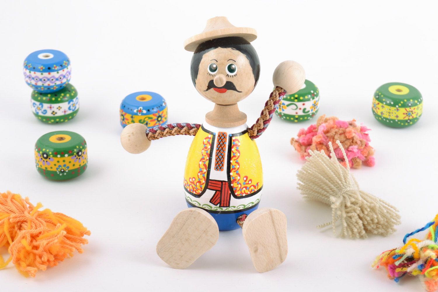 Künstlerisches schönes handmade Spielzeug aus Holz für Kinder und Dekor foto 1