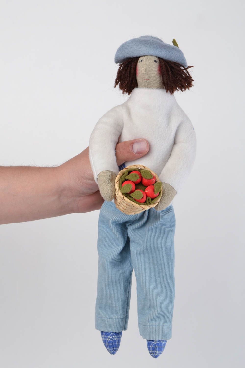 Muñeca artesanal de telas naturales juguete hecho a mano Hortelano con fresas foto 2