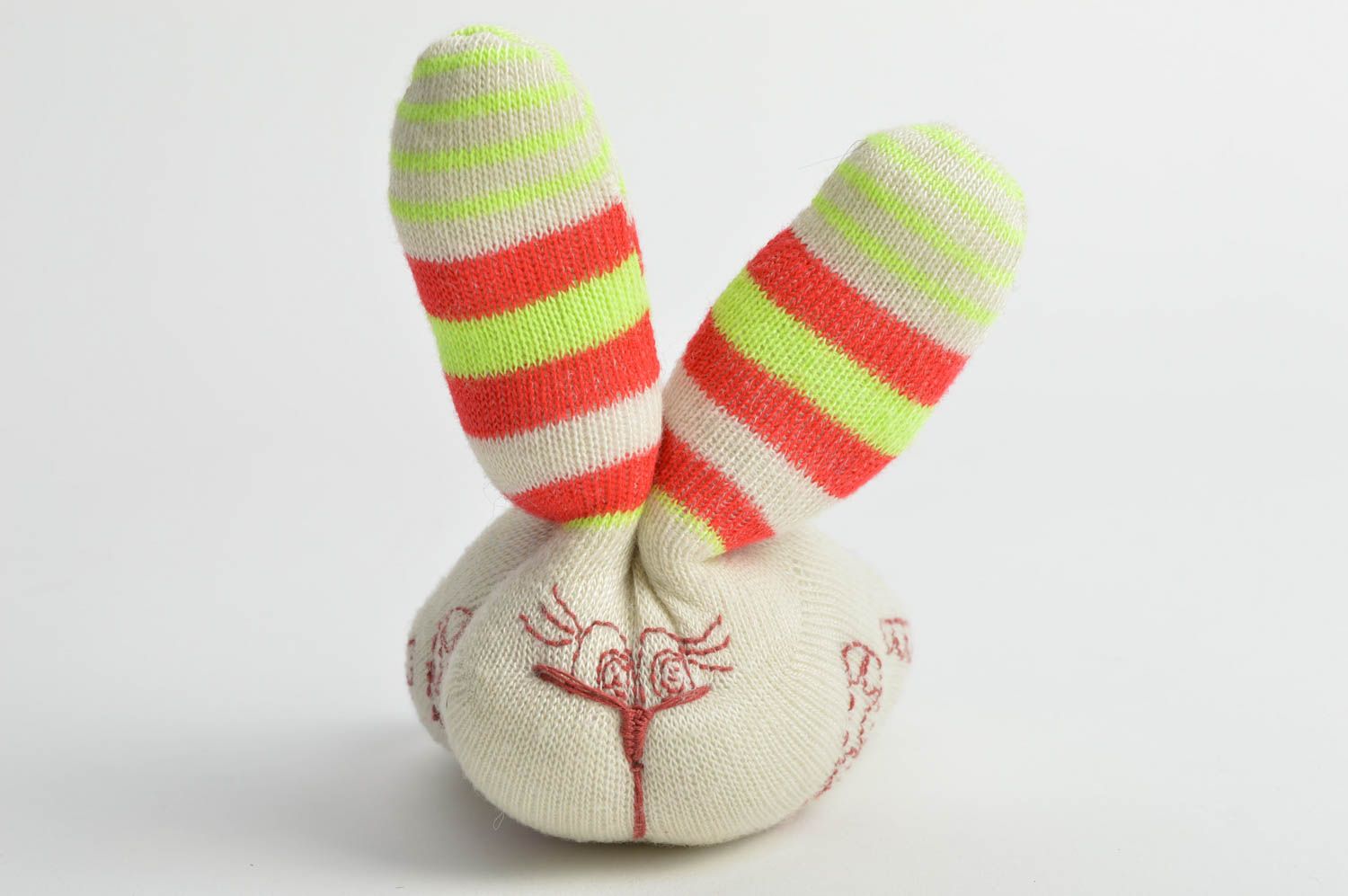 Juguete de peluche infantil artesanal de tela de tricot con forma de liebre  foto 3