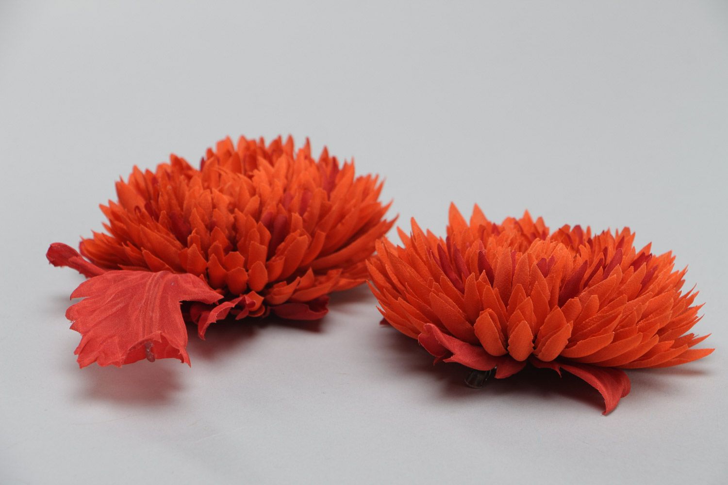 Rote Brosche und künstlerische Haarspange Schmuck Set aus Stoff 2 Stücke handmade  foto 3