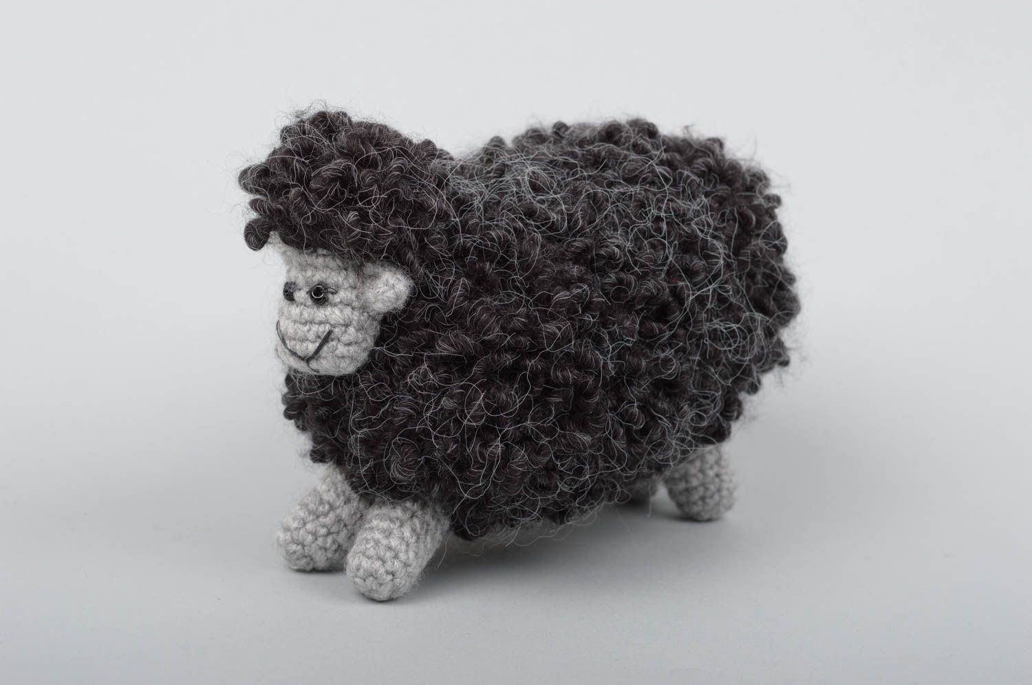 Jouet mouton Peluche faite main grise tricotée au crochet Cadeau enfant photo 1