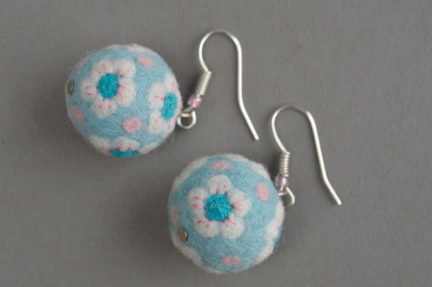 Boucles d'oreilles boules bleues à motif floral en laine feutrée faites main photo 4