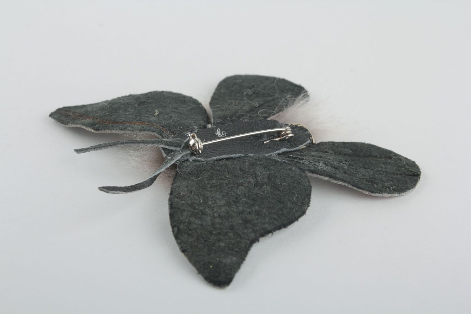 Broche en laine grise et cuir en forme de papillon photo 3