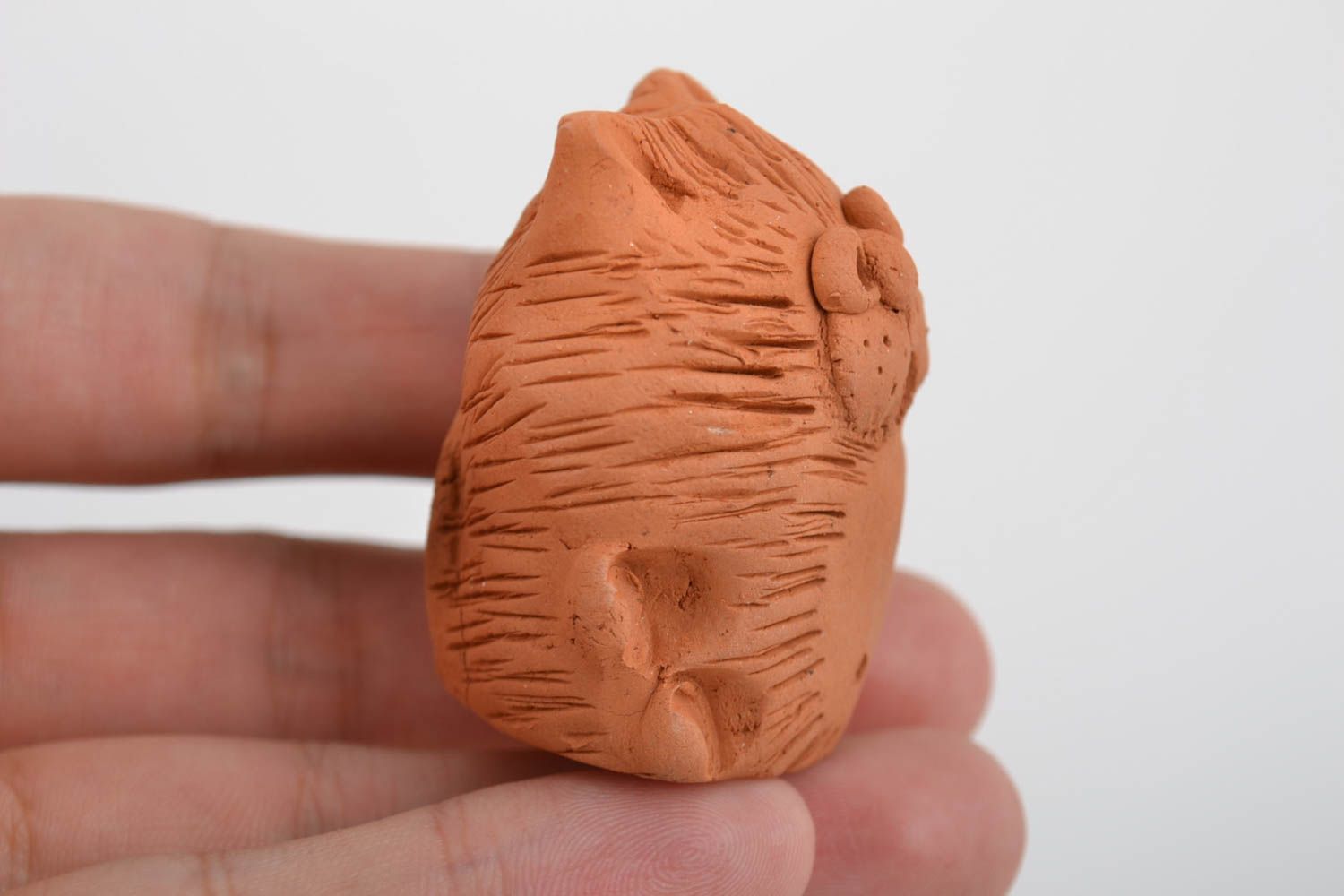 Декоративная глиняная фигурка котика коричневая забавная ручной работы фото 2