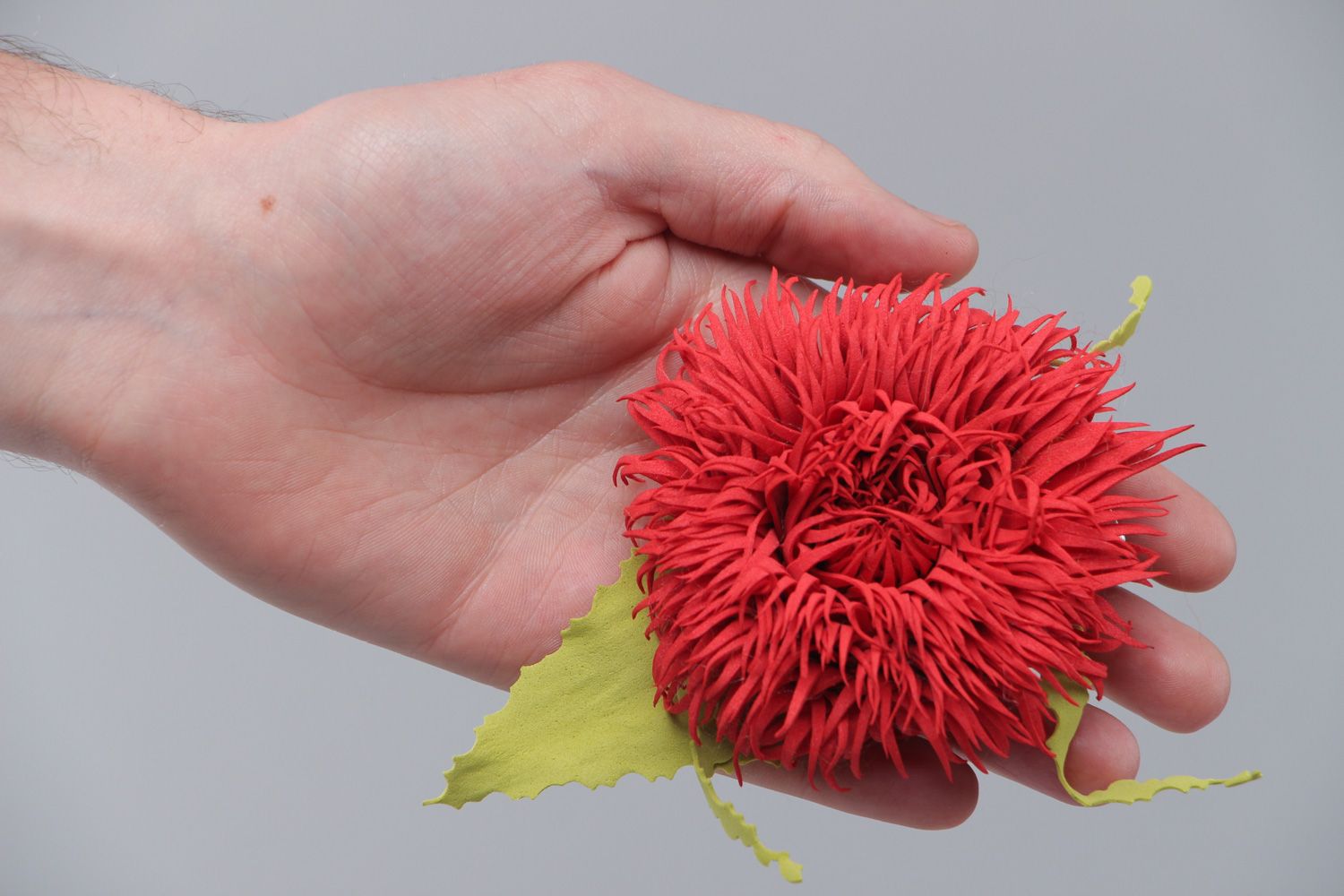 Брошь-заколка из пластичной замши ручной работы в виде пышного красного цветка фото 5