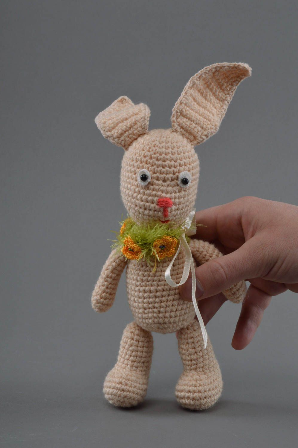 Jouet tricoté original fait main petit pour enfant en forme de lapin beige photo 4