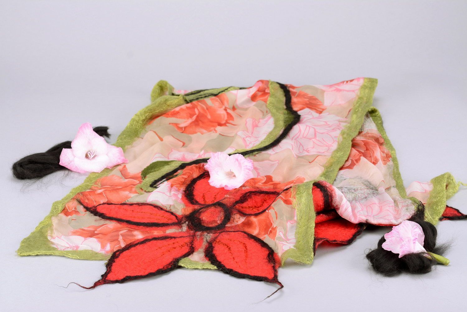 Pañuelo de lana y seda en técnica de nunofelting “Flores rojas” foto 4