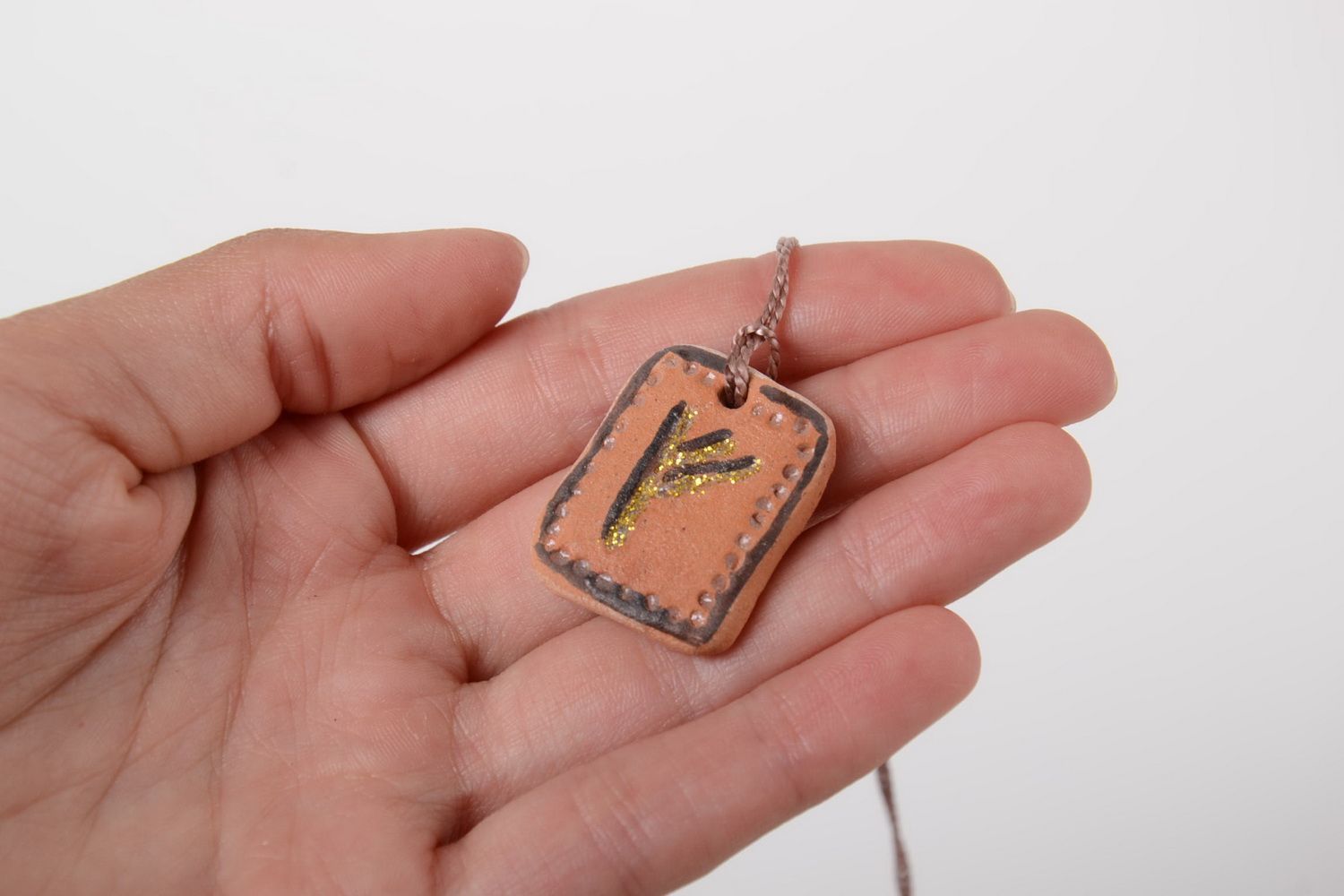 Pendentif avec rune Fehu rectangulaire en argile fait main peint à l'acrylique photo 3