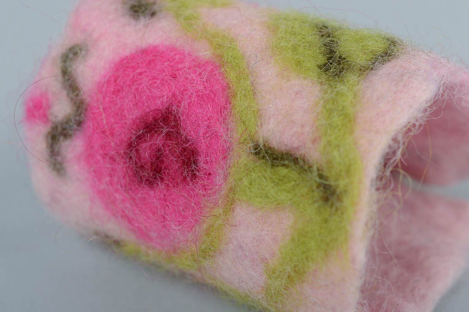 Розовый наручный браслет в технике мокрого валяния ручной работы Розочки фото 4