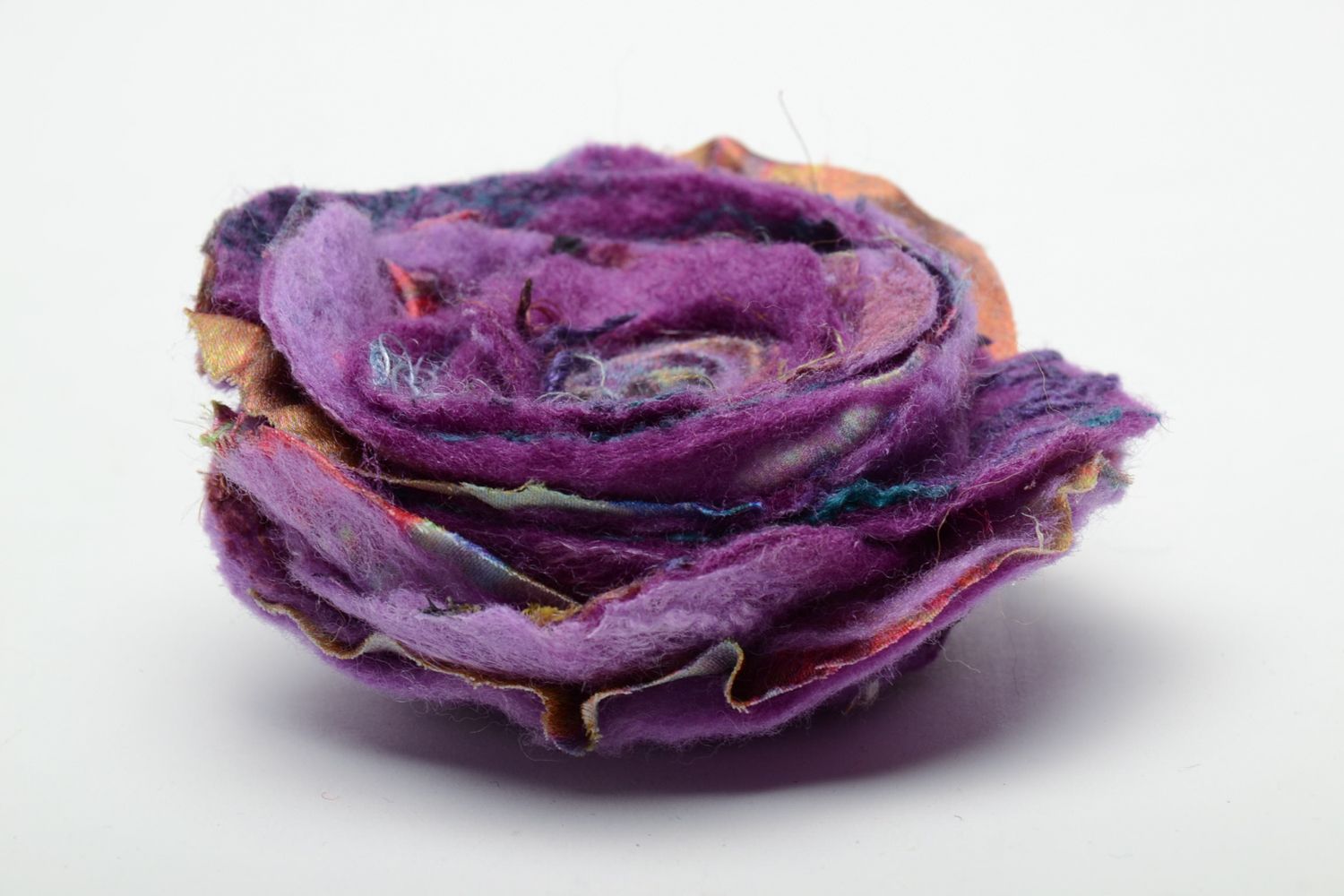 Broche en laine feutrée fleur violette faite main photo 4