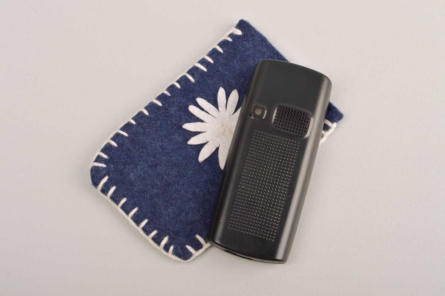 Housse téléphone portable faite main en feutre bleu-blanc Accessoire mobile photo 5