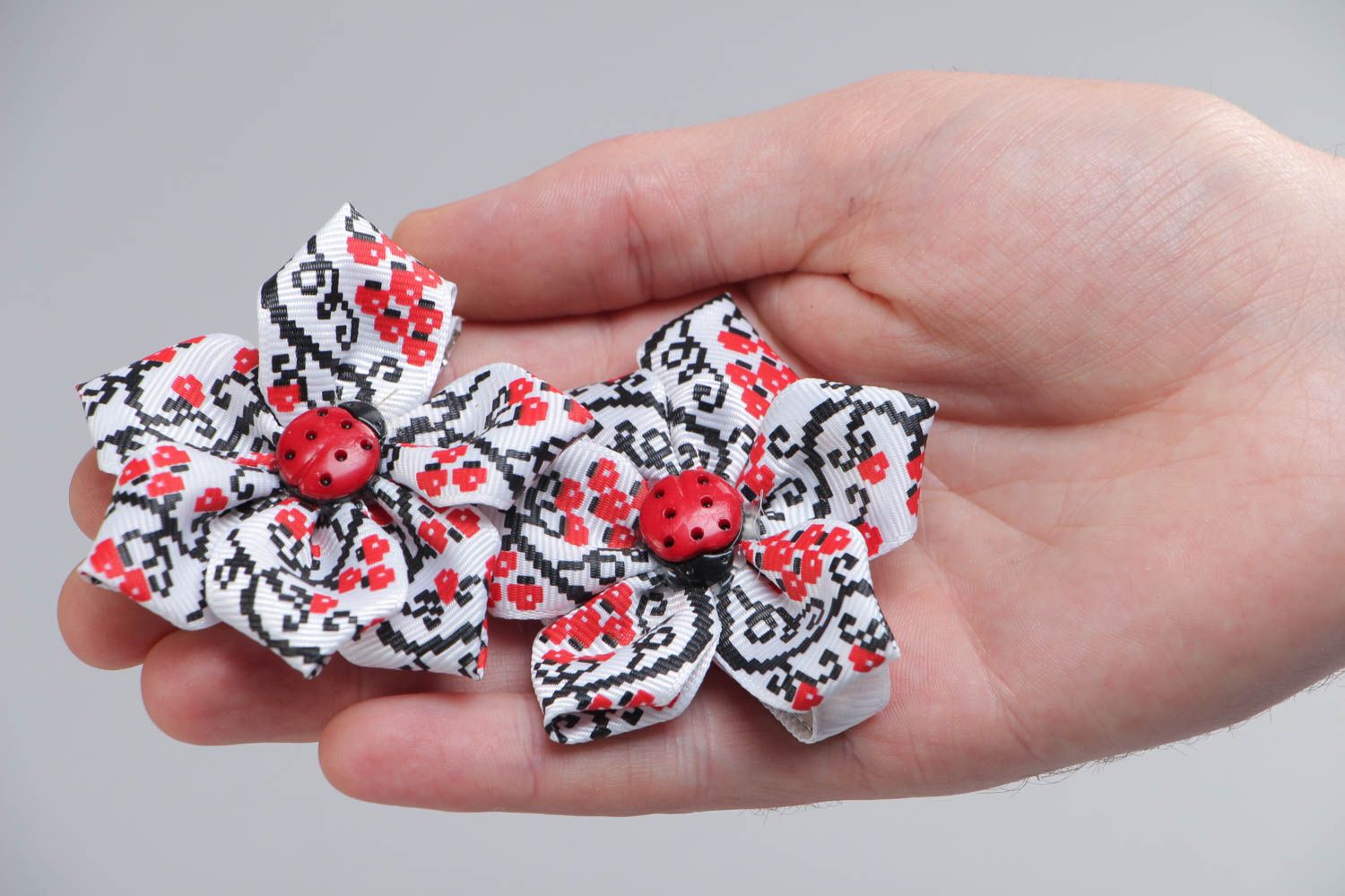 Set of handmade satin ribbon flower hair clips 2 pieces white and red photo 5
