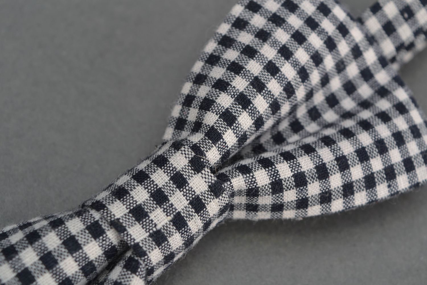 Текстильный галстук-бабочка в черную клеточку фото 1