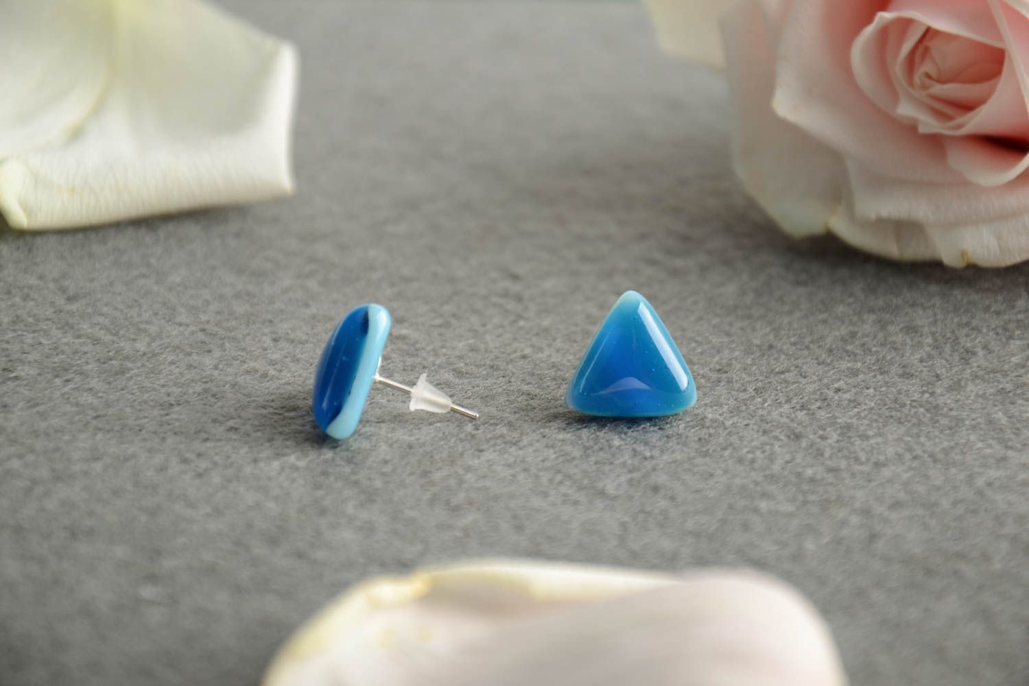 Handmade kleine dreieckige Ohrstecker aus Glas in Blau in Fusing Technik foto 1