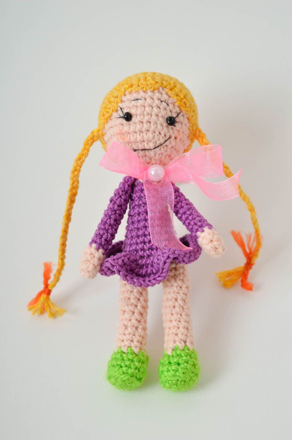Мягкая игрушка кукла ручной работы блондиночка кукла крючком в лиловая платьем фото 2