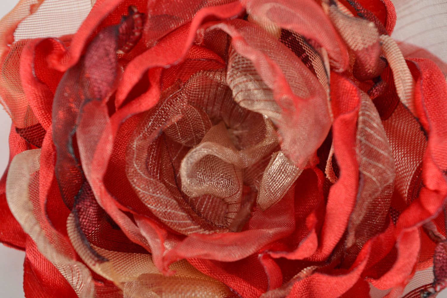 Красная брошь-заколка в виде цветка фото 3