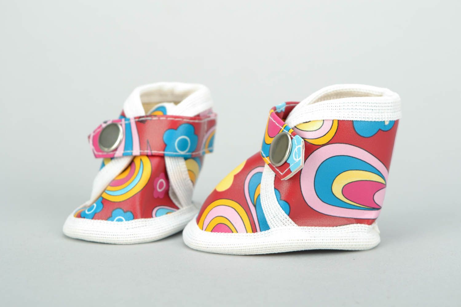 Zapatos para muñeca multicolores foto 1