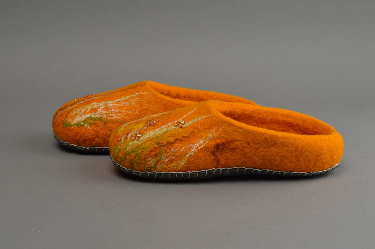 Pantoufles en laine feutrée orange pour femme faites main semelles en silicone photo 3