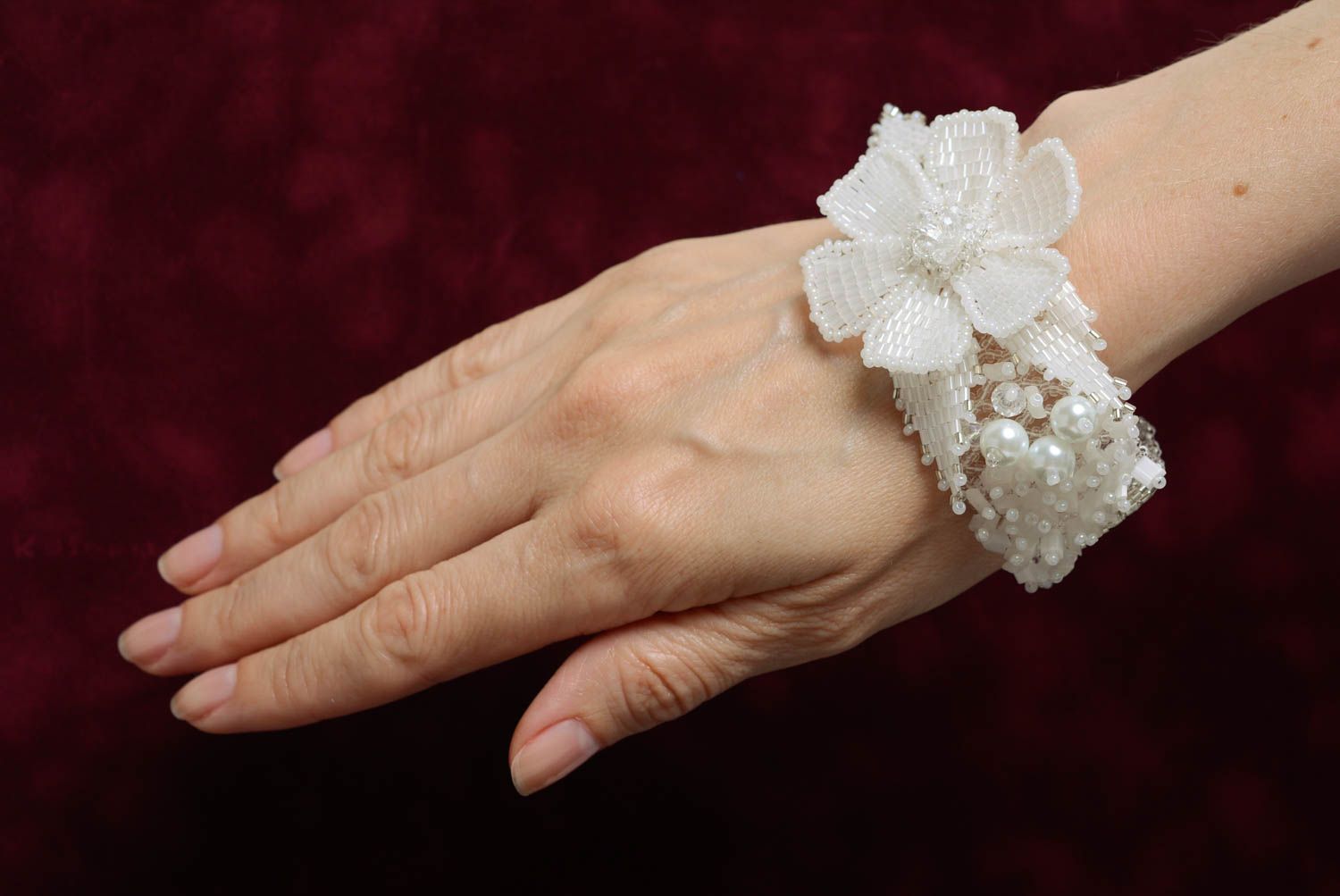 Белый браслет из бисера и бусин с цветком ручной работы плетеный нарядный для невесты фото 3