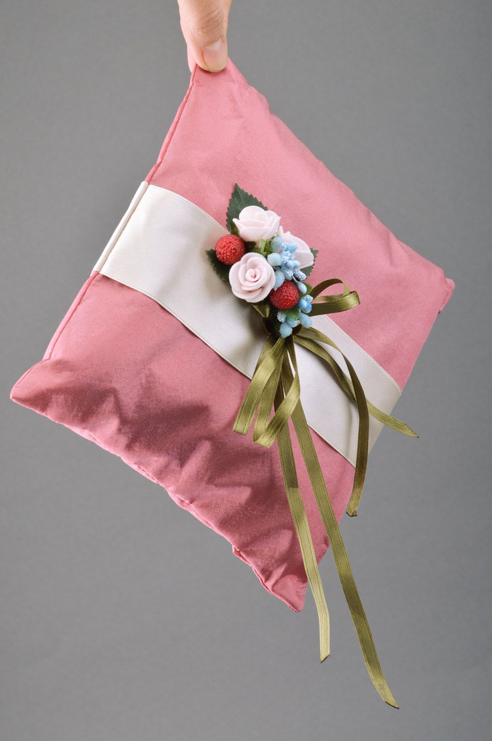 Розовая подушечка для колец атласная с цветами ручной работы свадебный аксессуар фото 3
