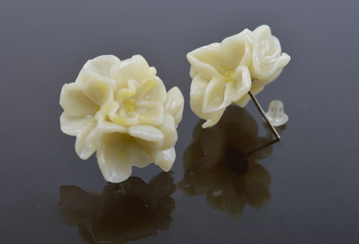 Boucles d'oreilles fleurs en pâte polymère fluo faites main blanches Lilas photo 4