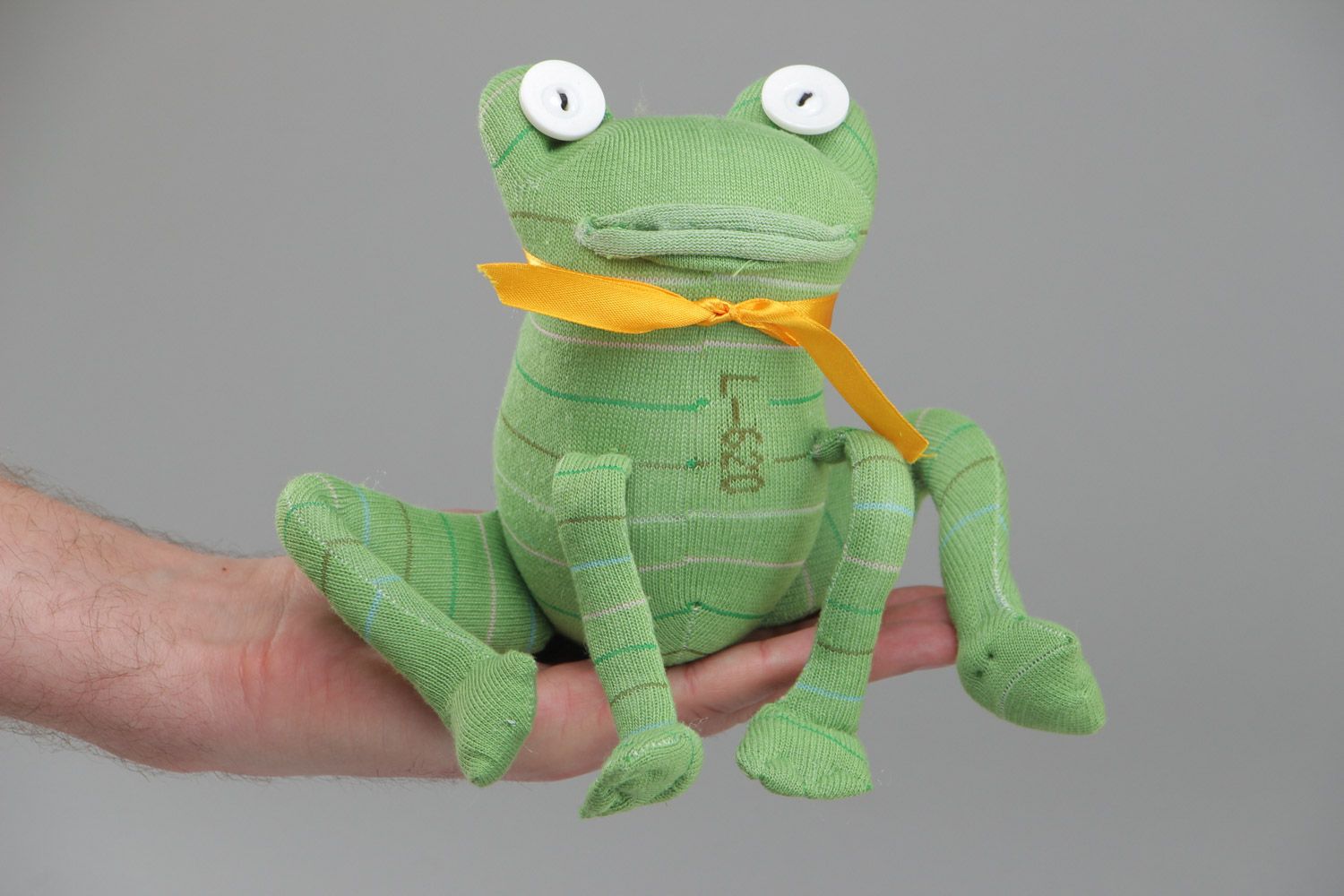 Носочная игрушка мягкая лягушка зеленая среднего размера ручной работы детская фото 5