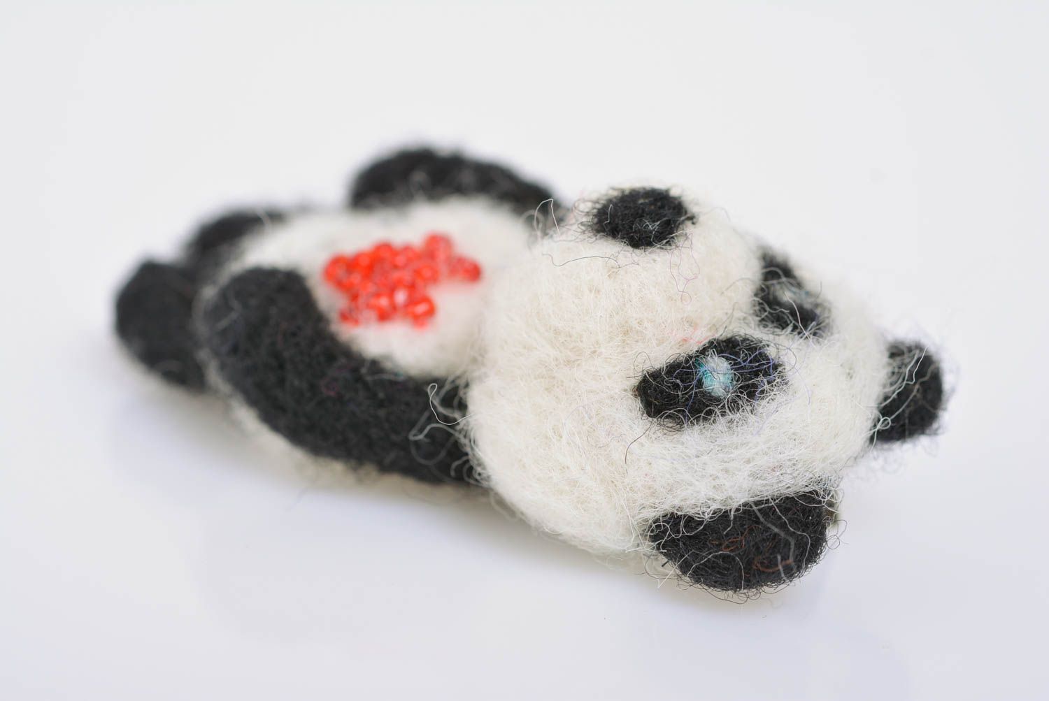 Брошь в технике валяния из шерсти панда с бисером небольшого размера хэнд мейд фото 2