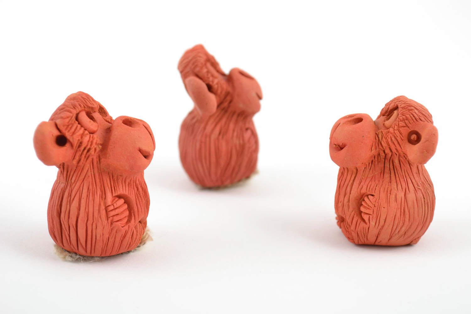 Kleines braunes handmade Keramik Statuetten Set Affen aus rotem Ton für Dekor foto 3