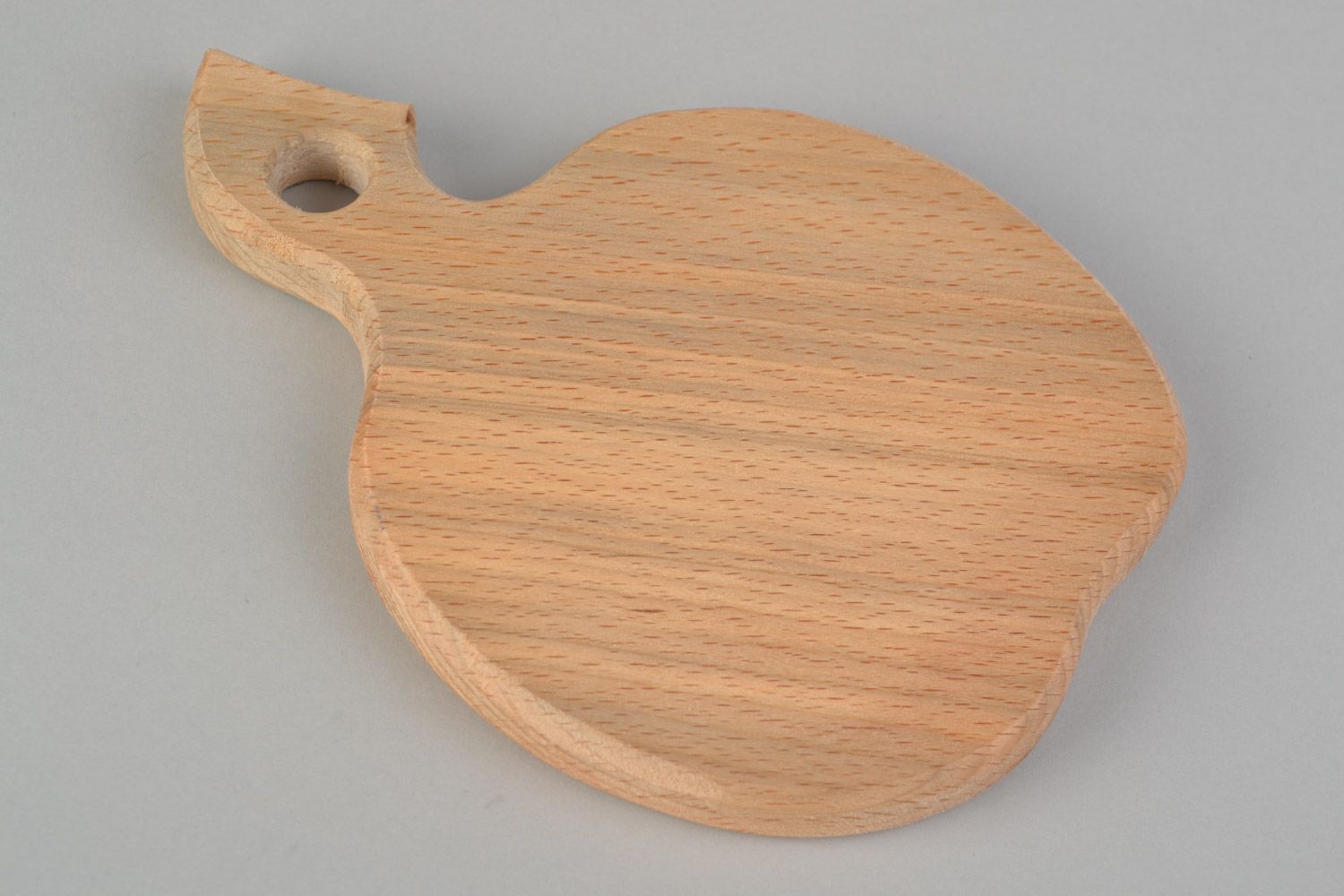 Tabla de madera de cortar con pintura étnica artesanal con forma de manzana  foto 4