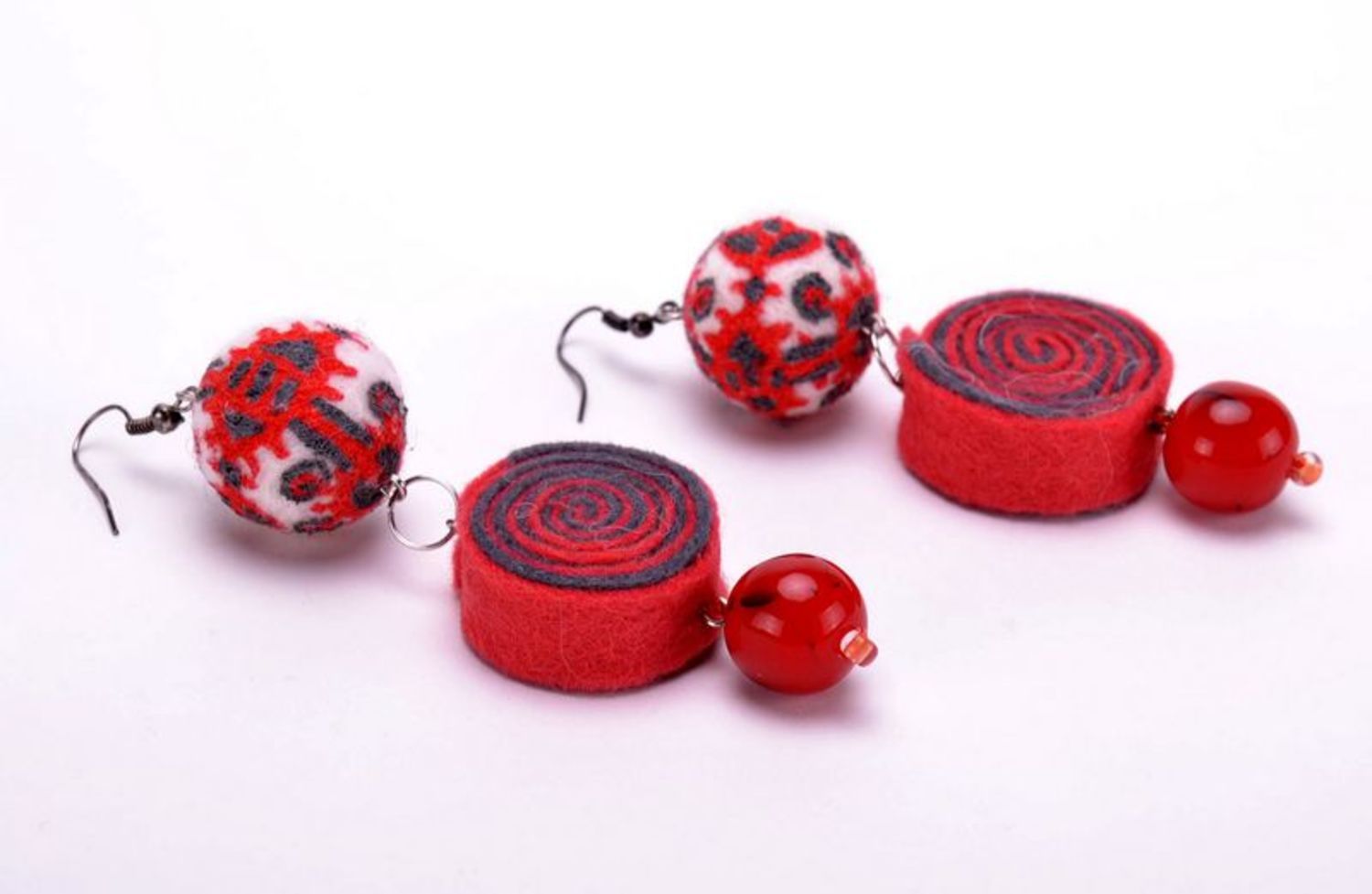 Rote Ohrringe aus Filz foto 4