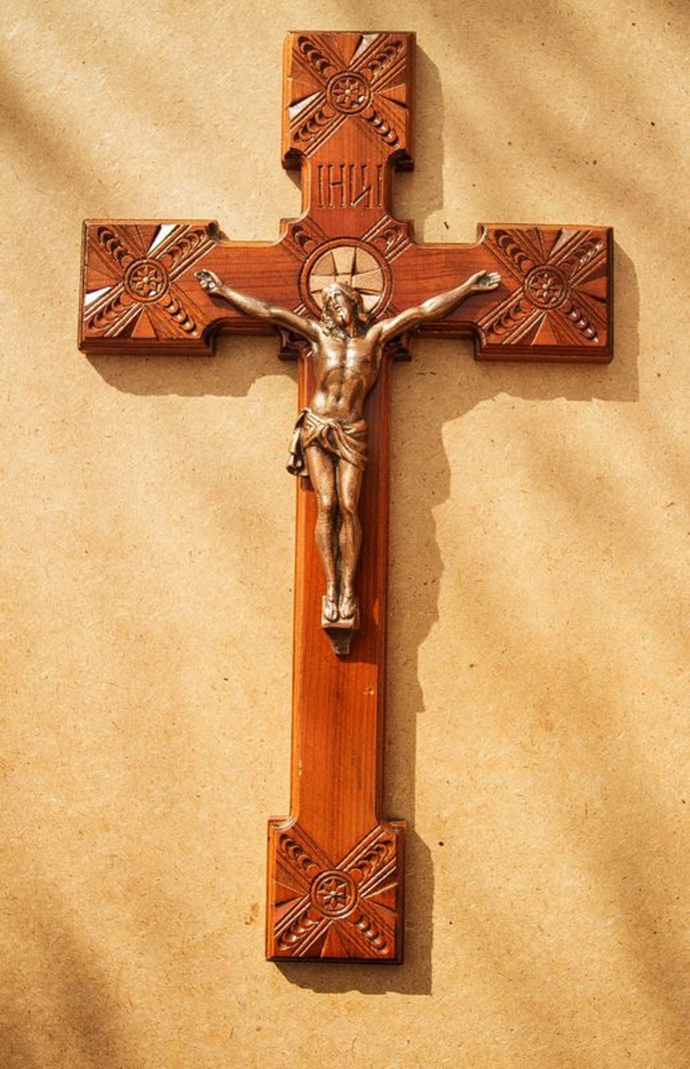 Crucifix mural en bois photo 2