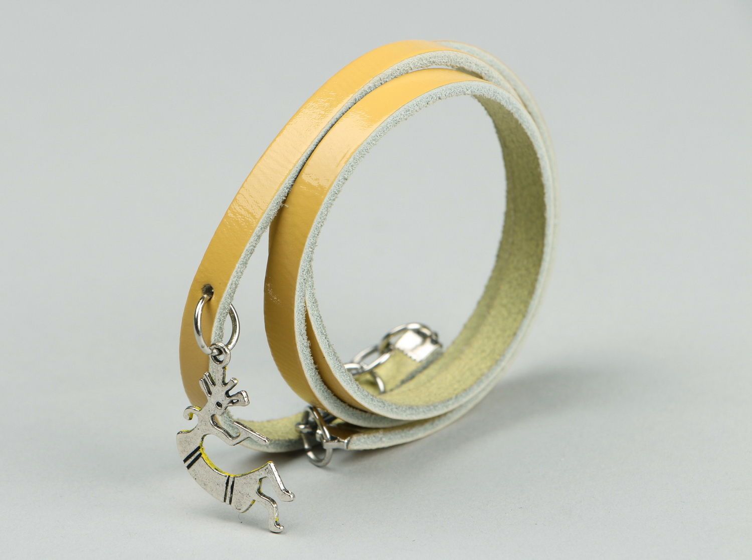 Beige leather bracelet with pendants photo 2