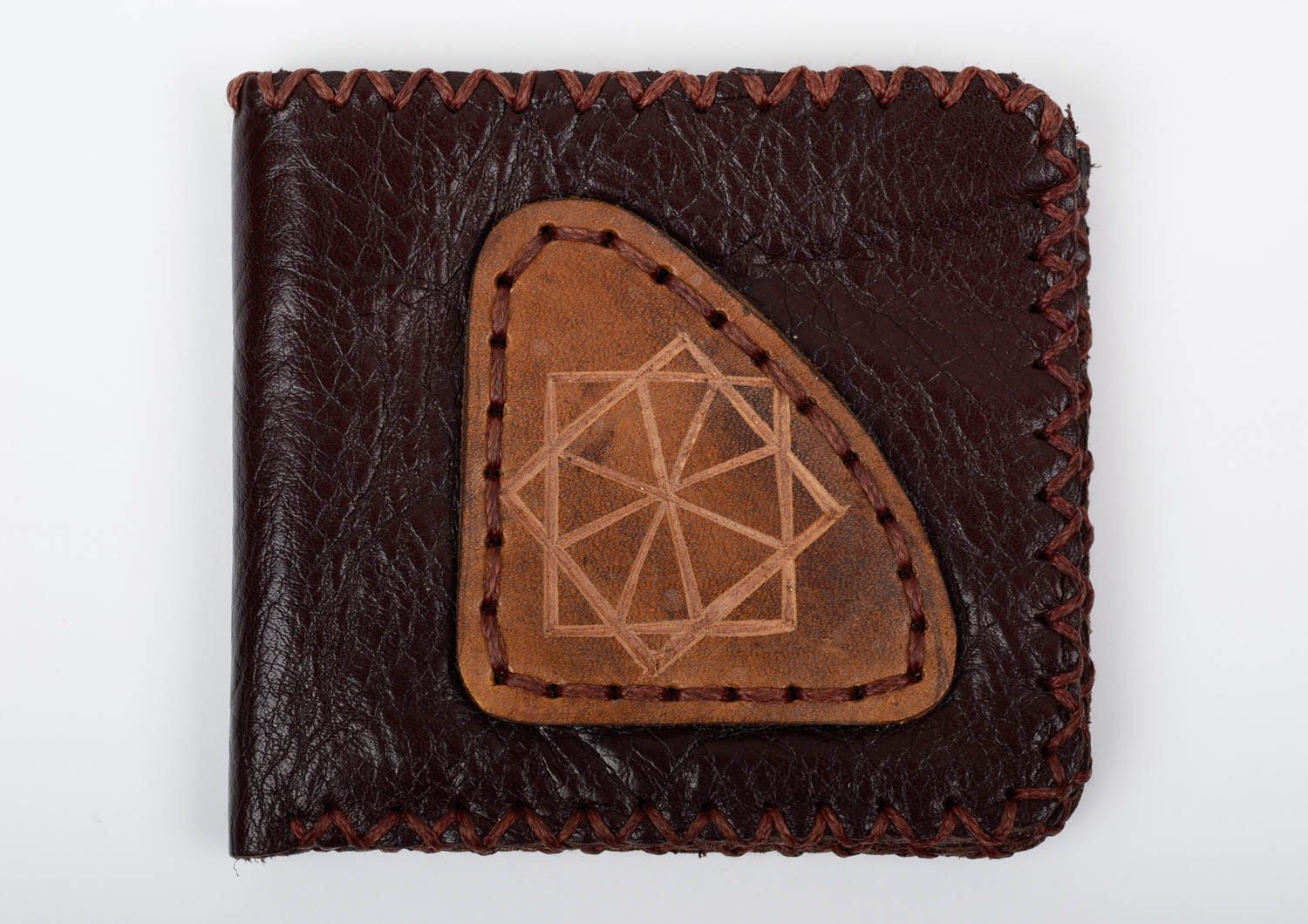 Коричневый бумажник из натуральной кожи с нашивкой ручной работы стильный фото 1