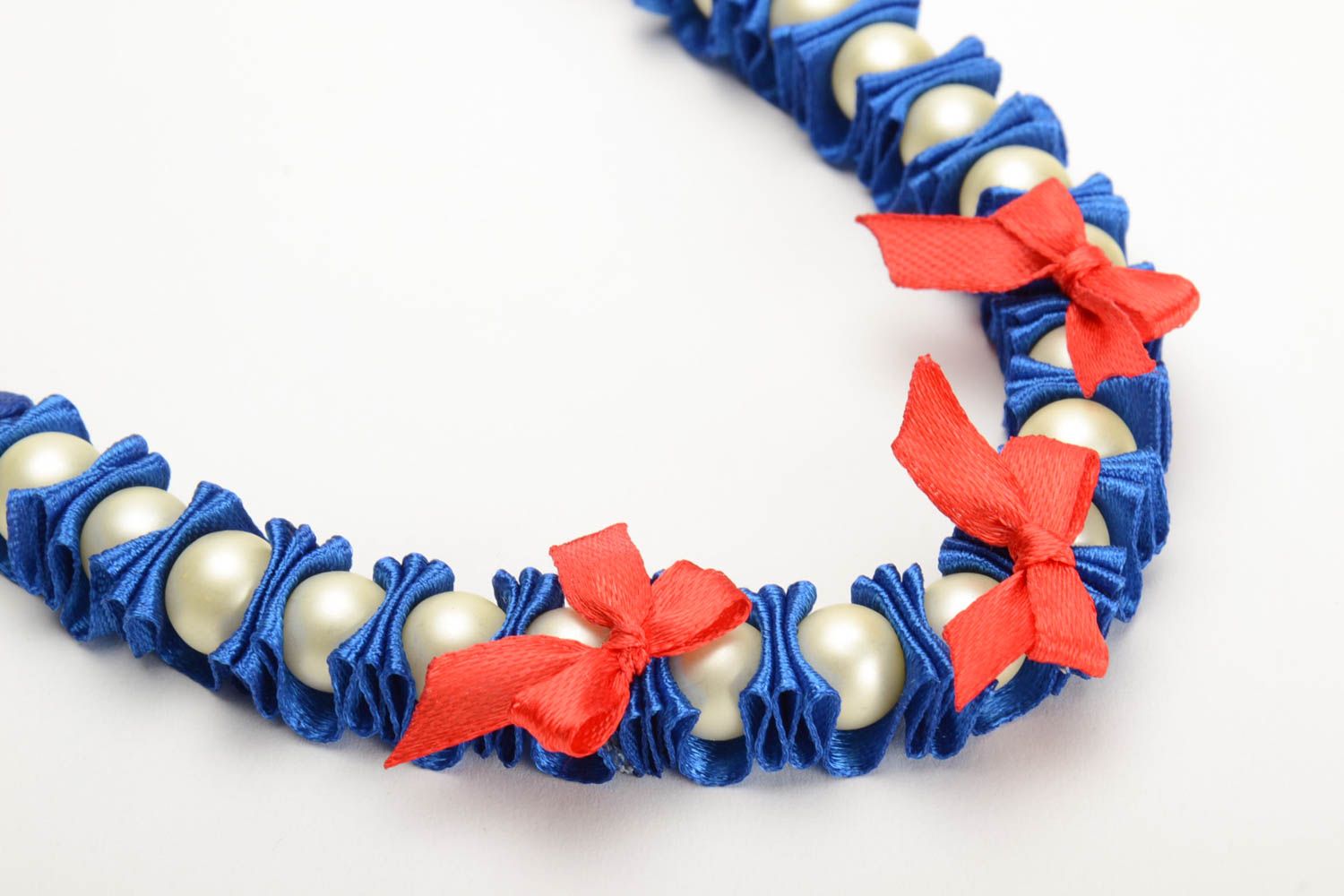 Bracelet fait main de ruban de satin et perles fantaisie bleu avec nœuds rouges photo 2