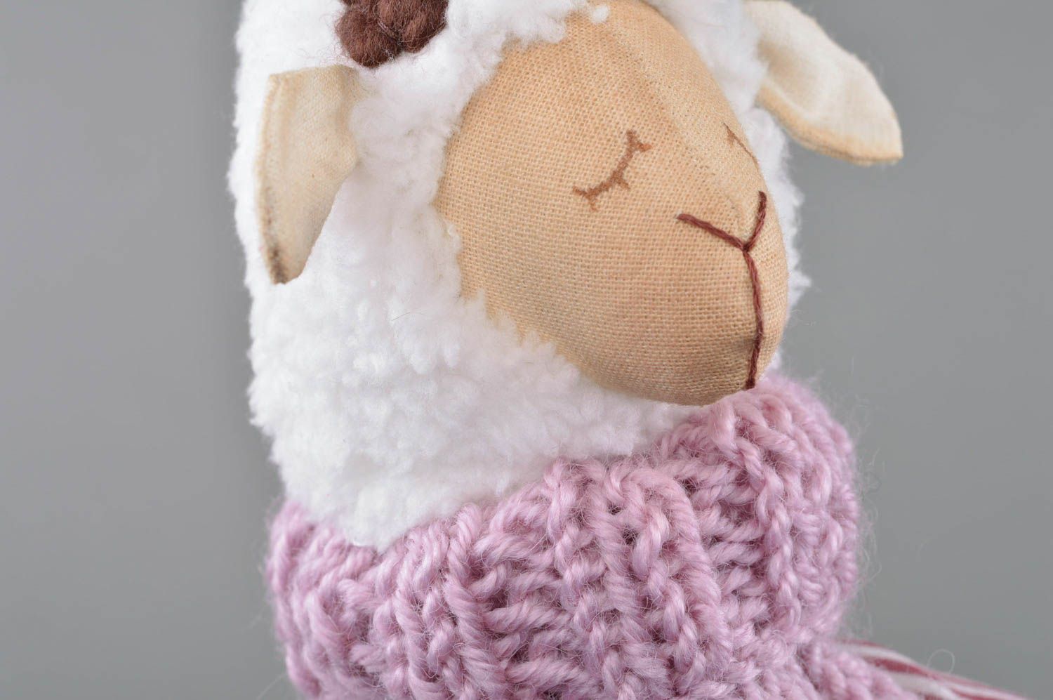 Peluche mouton en coton vêtu d'un pull mauve faite main cadeau pour enfant photo 2