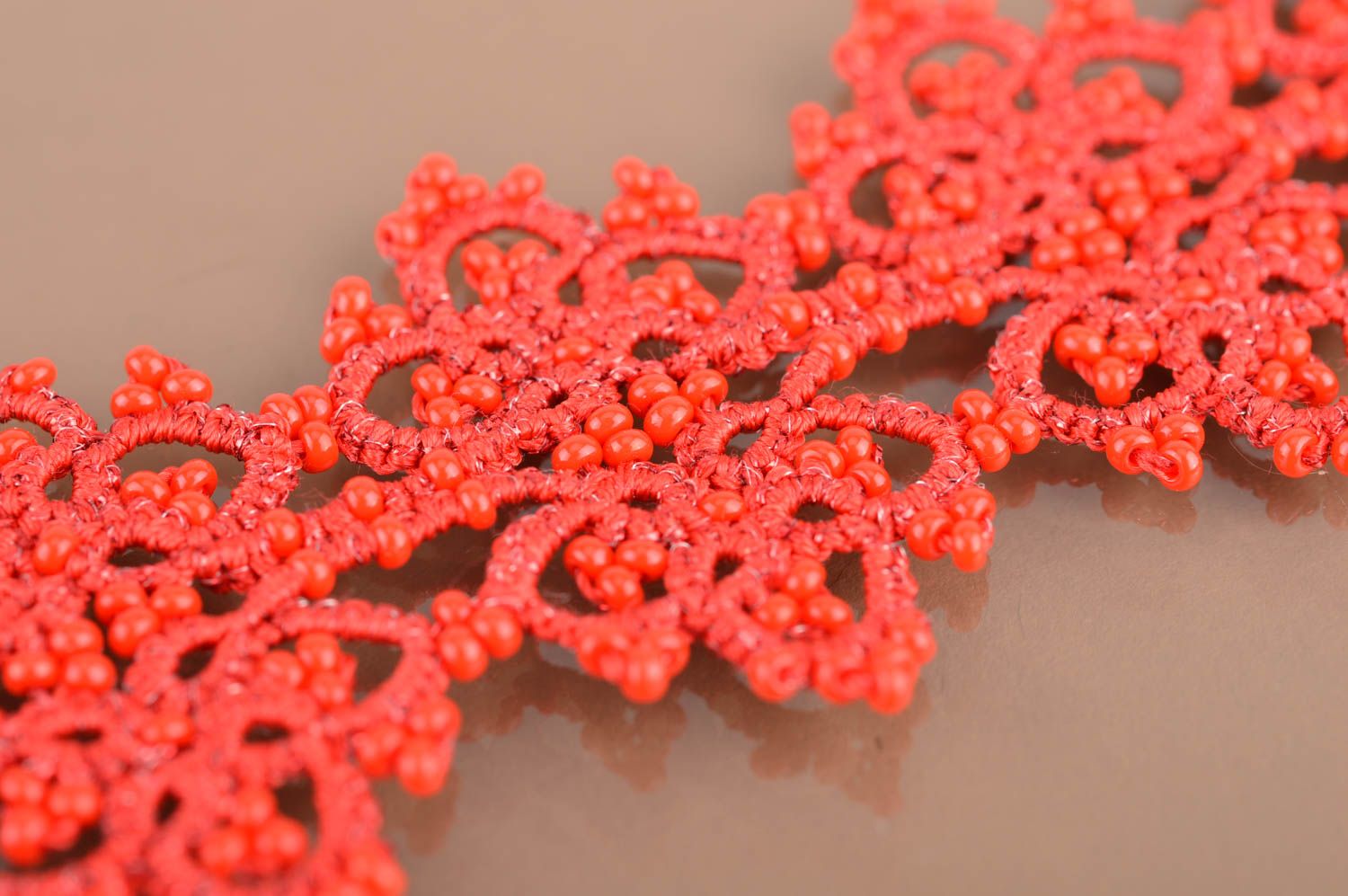 Bracelet en fils de satin rouge large fait main avec perles de rocaille photo 4