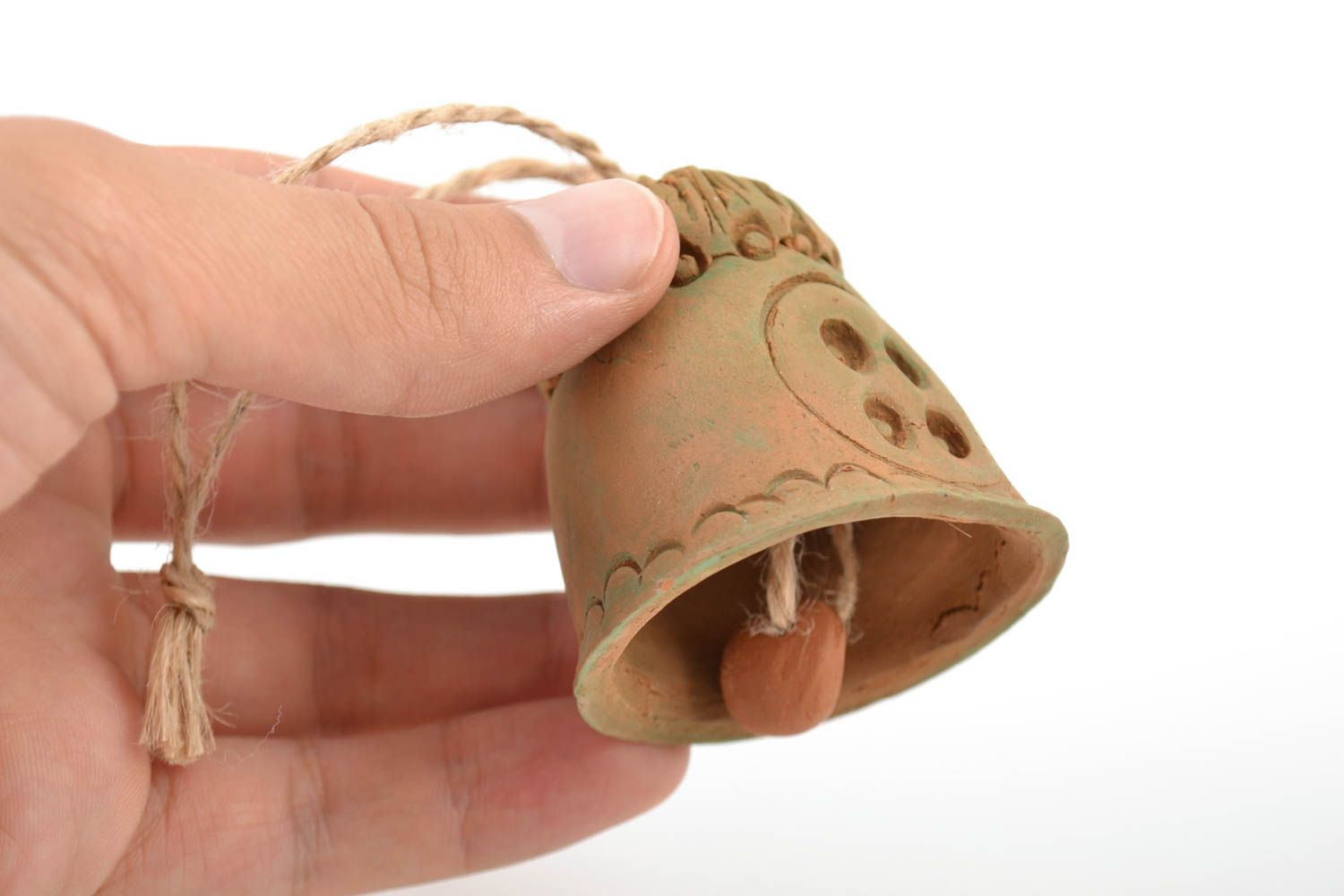 Глиняный колокольчик ручной работы в виде домика а шнурке небольшой фигурный фото 2