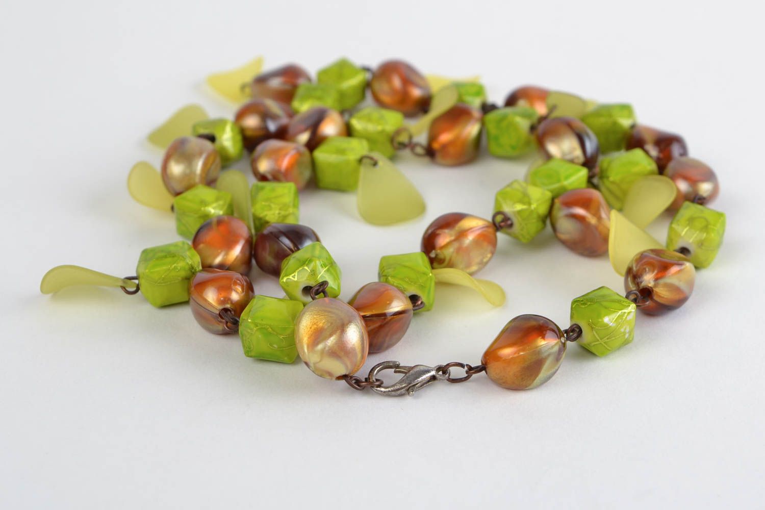 Collier fait main design original en perles acryliques vertes et brunes photo 4