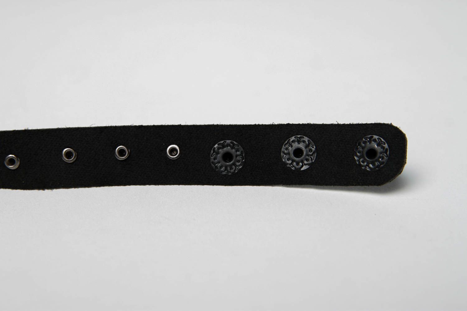 Стильный браслет ручной работы украшение из кожи авторское украшение черное фото 5